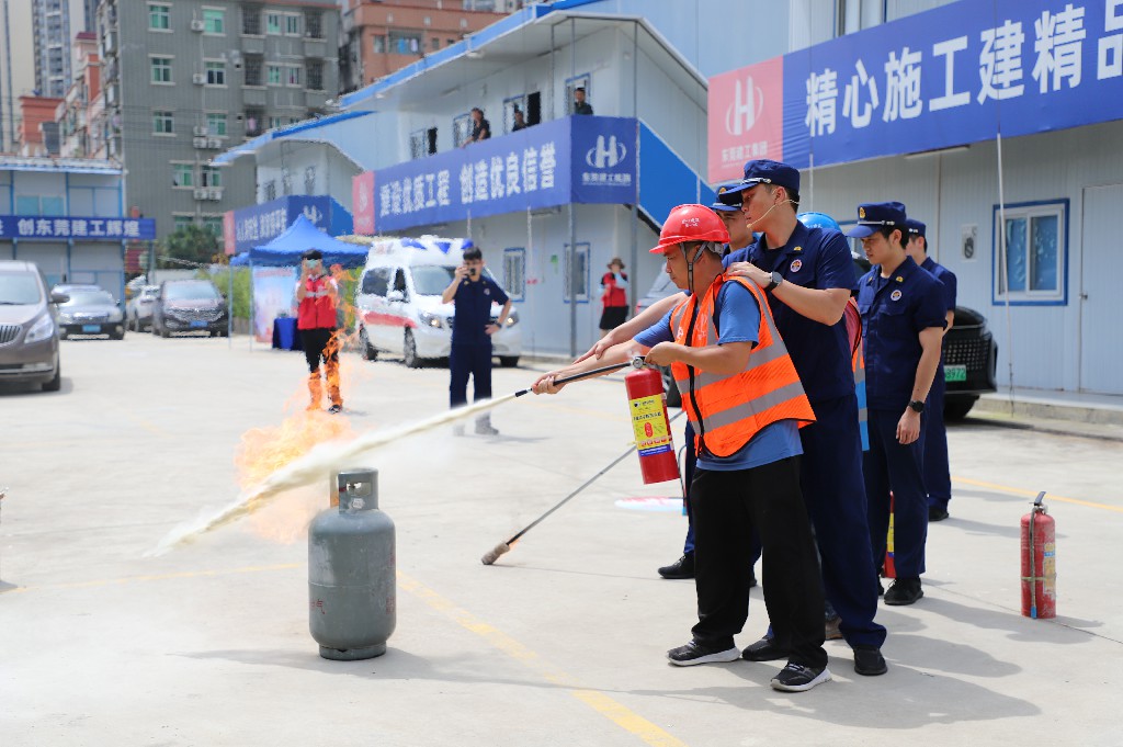 2024年黃江鎮(zhèn)住建領域安全生產(chǎn)消防應急演練活動在上群花園項目隆重舉行(圖8)